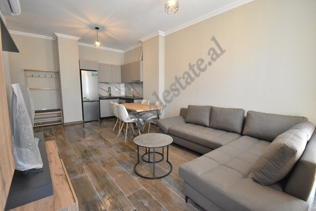 Apartament 1+1 me qira ne rrugen Dritan Hoxha tek Kompleksi Aura ne Tirane.
Eshte e pozicionuar ne 
